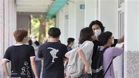 分科測驗開放查看試場（3）111學年度分科測驗試場10日下午2時到4時開放查看，考生僅可於試場外查看座位安排，不能進入試場內。圖為考生在台北市建國中學查看試場。中央社記者張皓安攝  111年7月10日
