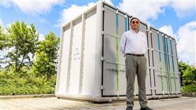 台泥也為7-11亞萬店規劃設計全世界第一個環保與耐火抗爆兼具的新式UHPC(Ultra High Performance Concrete超高性能混凝土)儲能櫃，象徵台泥研發的UHPC儲能櫃正式進入商業運用。（圖／台泥提供）