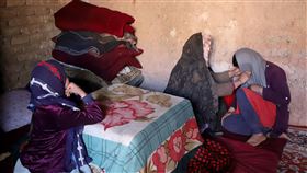 「賣掉一個孩子，還是全家一起餓死？」阿富汗政權轉移將滿一年，近日又遭強震重創，飢餓問題日益嚴重。（圖／台灣世界展望會提供）