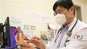 簡佑軒醫師解說，心房中膈缺損屬於先天性心臟病。（圖／輔大醫院提供）