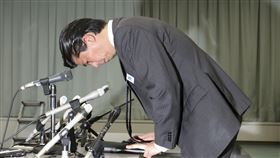 日本奈良縣警察本部長鬼塚友章鞠躬道歉。（圖／美聯社／達志影像）