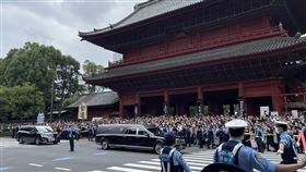 日人送別安倍晉三已故日本前首相安倍晉三告別式結束，大批民眾在東京增上寺外目送靈柩車離開。中央社記者楊明珠東京攝  111年7月12日