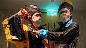 高雄英迪格詭門開VR實境住房專案，旅客可以自由cosplay道長與殭屍。（圖／旅宿業者提供）
