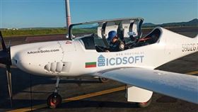 MackSolo麥克追隨姐姐的腳步，刷新獨駕飛機環繞世界最年輕紀錄。（圖／翻攝自MackSolo IG）