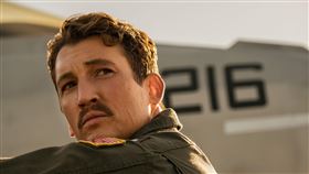 《捍衛戰士：獨行俠》「公雞」的麥爾斯泰勒（Miles Teller）。（圖／UIP提供）