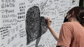 安倍晉三遇刺身亡　台灣民眾留言悼念（3）日本前首相安倍晉三8日在奈良遇刺身亡，享壽67歲。有民間人士自發性在位於台北的日本台灣交流協會旁設置「哀悼台灣永遠的好朋友安倍晉三首相」大型留言牆，民眾於留言牆上畫愛心悼念致意。中央社記者趙世勳攝　111年7月10日