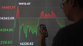 台股跌126點（1）台股4日開低震盪，指數2次翻紅反彈無力，盤中下殺近176點，下探14167.1點，震盪逾245點，終場收在14217.06點，下跌126.02點。中央社記者徐肇昌攝  111年7月4日