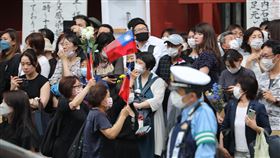 送安倍最後一程  東京增上寺前有台僑拿著花與國旗日本前首相安倍晉三8日遭槍擊身亡，其家屬12日在增上寺舉辦喪禮，有包括副總統賴清德等1000人出席。靈柩車啟程後，眾多日人、旅日台僑來送別。中央社記者楊明珠東京攝  111年7月12日