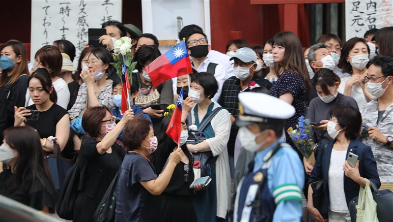 安倍葬禮日人慟！女對靈車喊：願安息