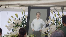 悼念安倍晉三  大批民眾至增上寺獻花日本前首相安倍晉三8日遭槍擊身亡，家屬11、12日在東京增上寺分別舉辦守靈夜、喪禮。增上寺為一般民眾特設獻花台，12日一早就湧進大批民眾。中央社記者楊明珠東京攝  111年7月12日