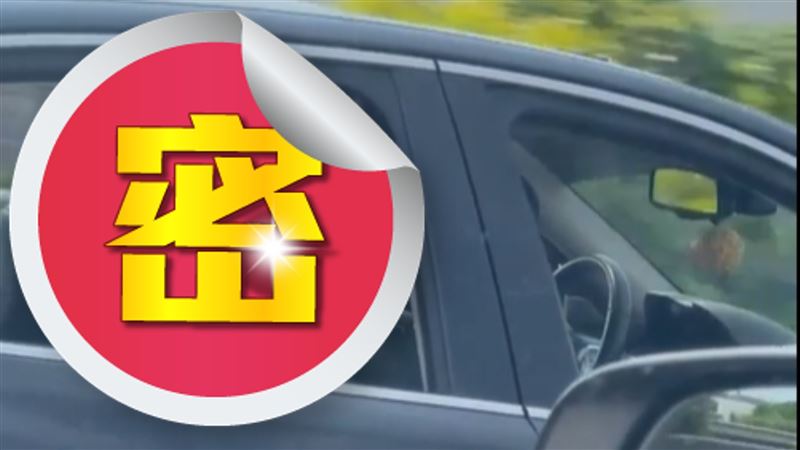 躺著開好舒服？網怒：比較好吹笛子？
