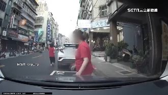 人肉占車位！2婦人「接力」駕駛傻眼