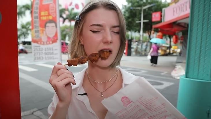 烏國正妹吃雞屁股！表情太誠實萌翻網