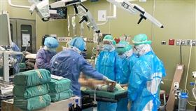 團隊全程著乙級防護，為確診患者進行手術。（圖／馬偕醫院提供）