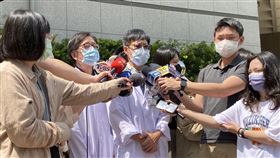 北市聯醫仁愛院區副院長林志陵（左三）、神外主任林文雄（左二）說明蔡炳坤情況。（圖／記者簡浩正攝影）