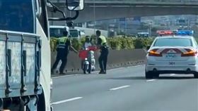 女子騎機車狂飆上國道，逆向，國道員警攔查不停，囂張，國道一號(圖／翻攝畫面)