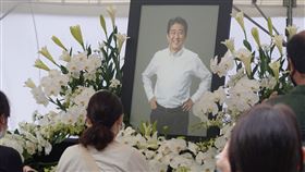 悼念安倍晉三  大批民眾至增上寺獻花日本前首相安倍晉三8日遭槍擊身亡，家屬11、12日在東京增上寺分別舉辦守靈夜、喪禮。增上寺為一般民眾特設獻花台，12日一早就湧進大批民眾。中央社記者楊明珠東京攝  111年7月12日