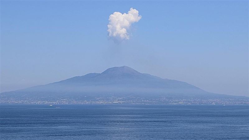 遊客闖禁路自拍　為撿手機掉進火山口