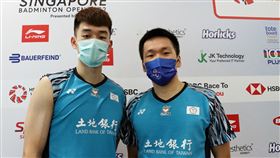麟洋配確診康復後首戰獲勝  盼盡快找回場上球感確診剛康復的奧運金牌男雙組合王齊麟（左）、李洋（右）12日在新加坡羽球公開賽首輪以直落二輕取對手，兩人賽後表示，希望盡快找回場上感覺。中央社記者侯姿瑩新加坡攝  111年7月12日