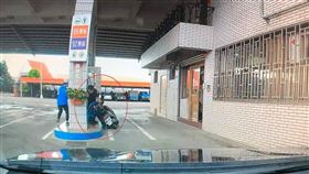 雲林台西，偷虎爺紅包，慣竊騎機車經過警車前，5小時落網(圖／翻攝畫面)