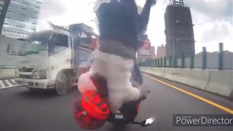 黑絲重機女追撞前車…不滿：一堆酸民