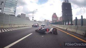 重機撞汽車！黑絲妹「翻一圈」遭重壓