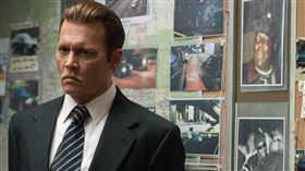 強尼戴普傳出2017年拍攝電影時毆打工作人員。（圖／翻攝自《誰殺了大個子》劇照）