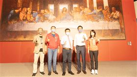 ▲翡冷翠文創總經理鄭清煌（左起）、高雄市議員黃文益、立法委員趙天麟、高雄市議員林智鴻及高雄市前鎮小港區議員參選人黃雍琇參觀展覽，於台灣最大原寸複製畫作「最後的晚餐前」前合影。（圖／主辦單位提供）
