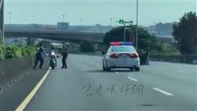 女騎士狂飆，機車上國道，逆向，國道員警封路搖旗攔查不停，鑽車陣逃脫，越南籍配偶(圖／翻攝自記者爆料網)