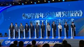 習近平回信台灣青年 持續提供各項便利第20屆海峽青年論壇12日上午登場，中國國家主席習近平以信件的方式向與會台灣青年表示，中國大陸會一如既往為台灣青年在大陸學習、就業創業、生活提供更多便利。圖為參與海峽青年論壇的兩岸青年。中央社記者吳柏緯廈門攝 111年7月12日