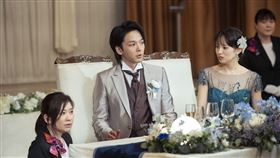 《婚顧女王》篠原涼子(左)在新片《婚顧女王》為中村倫也(中)、關水渚(右)完成一場盛大的日式結婚典禮。（圖／中影提供）