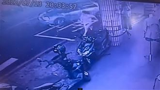 開車暴衝進公車站釀3傷！驚悚畫面曝