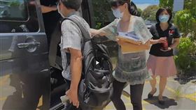 東縣府衛生局副局長涉採購弊案10萬元交保台東縣衛生局副局長鍾明霞（右）涉採購核銷弊案，13日遭檢調約談，14日檢察官諭令新台幣10萬元交保。（民眾提供）中央社記者盧太城台東傳真  111年7月14日