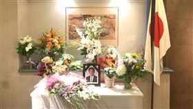 駐洛杉磯日本總領館追思安倍駐洛杉磯日本總領事館11、12日兩天設置弔唁處，擺設已故前日本首相安倍晉三的照片與弔唁冊，供人追思。（日本總領館提供）中央社記者林宏翰洛杉磯傳真  111年7月14日