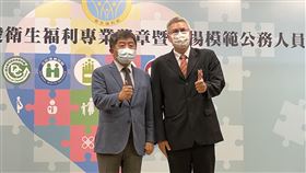 台北長庚黃集仁院長（右）榮獲衛生福利專業獎章。（圖／長庚醫院提供）