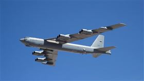 圖為2019年6月12日一架美軍B-52轟炸機攜帶極音速飛彈ARRW。（圖／翻攝自愛德華空軍基地網頁edwards.af.mil）
