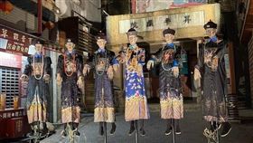 九份昇平戲院將舉辦鬼怪特展，殭屍排排站照片曝光。（圖／翻攝自爆廢公社公開版）