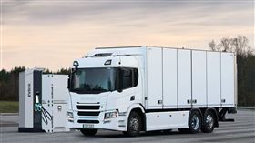 台灣通運與SCANIA力拼今年第四季完成這兩輛最新式電動大貨車掛牌，並投入台通車隊運輸服務，成為亞太區域第一輛上路營運的26噸純電動大貨車，為台灣運輸史的節能減碳跨出歷史性一步。（圖／台泥提供）