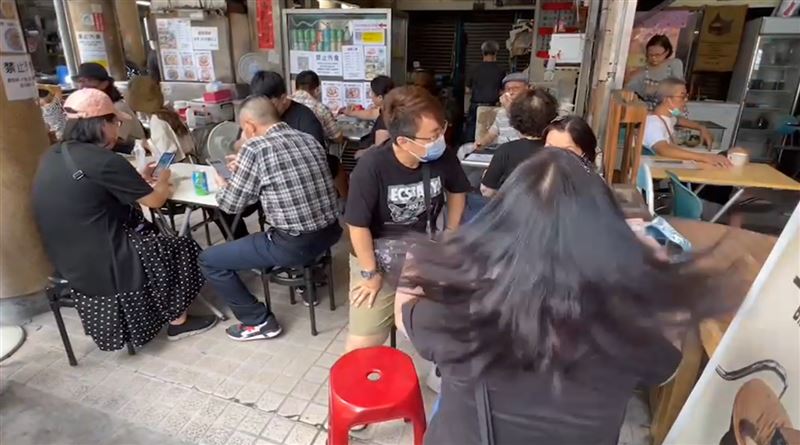 國華街食堂已經傳承第二代,中午時間一位難求。(圖/翻攝畫面)
