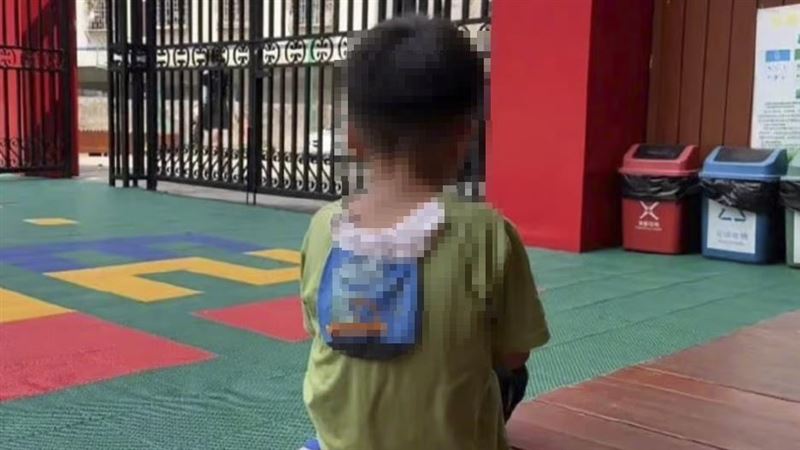 男童沒人接被棄幼兒園　爸媽帶回家了