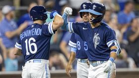 ▲皇家雙星梅里菲爾德（Whit Merrifield）和班尼坦迪（Andrew Benintendi）。（圖／美聯社／達志影像）