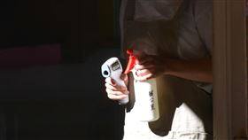 防疫警戒降級  新北幼兒園有條件開放（2）全國COVID-19（2019冠狀病毒疾病）疫情警戒27日降為二級，幼兒園、托嬰中心有條件開放，圖為27日新北市新莊一家幼兒園，教保員手持酒精與額溫槍等待小朋友到來。中央社記者王飛華攝  110年7月27日