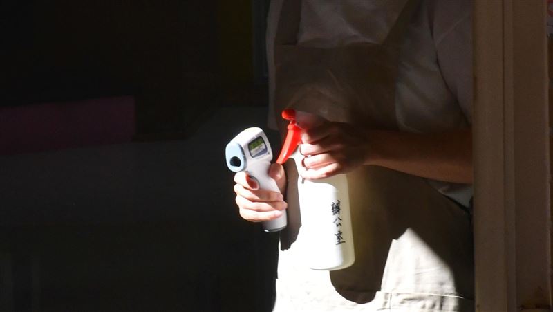 酒精噴臉害客人眼灼傷…他被判賠8萬