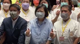 蔡總統上午在江聰淵陪同下，前往宜蘭羅東震安宮上香。