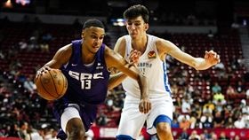 ▲潛力新秀莫瑞（Keegan Murray）與霍格倫（Chet Holmgren）的對決，莫瑞個人表現較為出色。（圖／翻攝自國王推特）