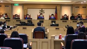 新北模擬法庭審理男子弒母案新北地方法院辦理國民法官模擬法庭，針對酒醉吸膠男子疑因不堪壓力弒母案件進行審判，最終評議結果認定構成殺害直系血親尊親屬罪，判處被告有期徒刑18年。中央社記者沈佩瑤攝  109年12月25日