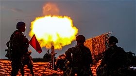 漢光演習金門聯合反登陸操演（1）陸軍金門防衛指揮部15日實施「漢光37號」實兵演習之聯合反登陸作戰操演，金門守備大隊120迫砲連砲班成員密切合作，在時限內對目標區實施射擊。（金防部提供）中央社記者黃慧敏傳真  110年9月15日