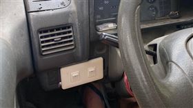 有網友分享，卡車座位旁多出一個按鍵。（圖／翻攝自爆廢公社公開版 臉書）