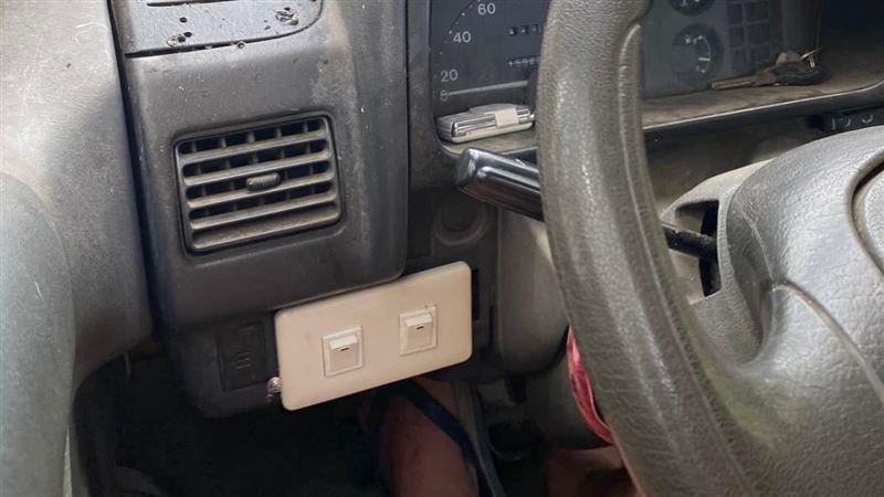 卡車座位藏電燈按鍵　真實功能震驚網