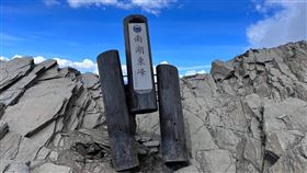 南湖東峰山頂名牌太魯閣國家公園管理處14日指出，南湖東峰單程距離約22.7公里，是山友攀登南湖大山習慣登臨的百岳之一，設有一等三角點及山頂名牌（圖），為山友登頂打卡點。太管處日前接獲山友反映山頂名牌傾倒，將派員修復。（太魯閣國家公園管理處提供）中央社記者張祈傳真  111年7月14日